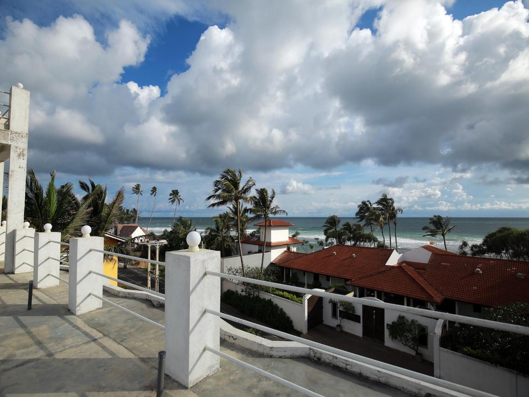 Crystal Oceanic Hotel Ahangama Buitenkant foto